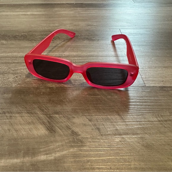 Red sunglasses - Picture 1 of 1